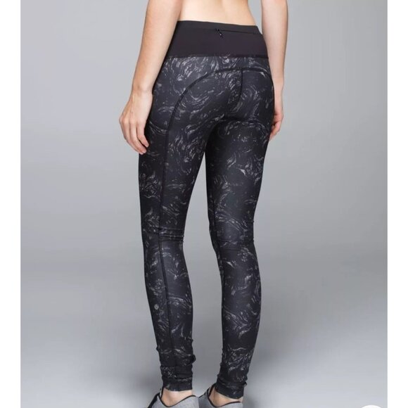 Lululemon Black speed tight ll Full-on Luxtreme Swirl size 8 - Picture 4 of 6